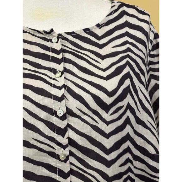 Tahari black/gray animal print button front tunic, 1X, layering, lagenlook - Picture 4 of 5